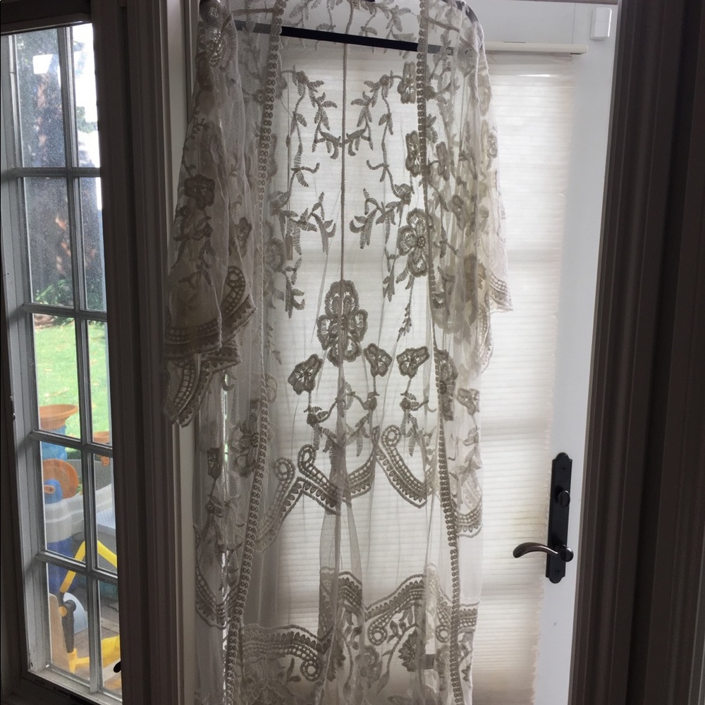 Francesca’s Lace Duster Size Small. NWOT